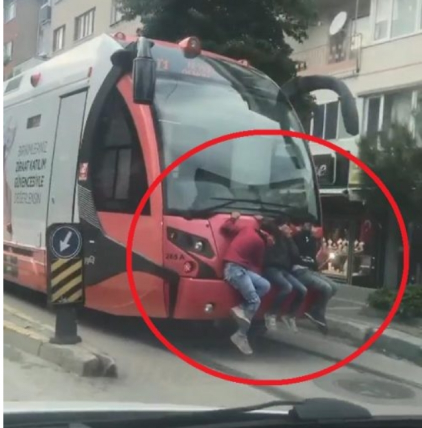 Bursa’da tramvay arkasında tehlikeli yolculuk