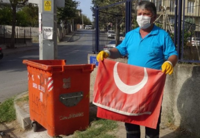 Çöpteki bayrağı çıkaran temizlik işçisine altın