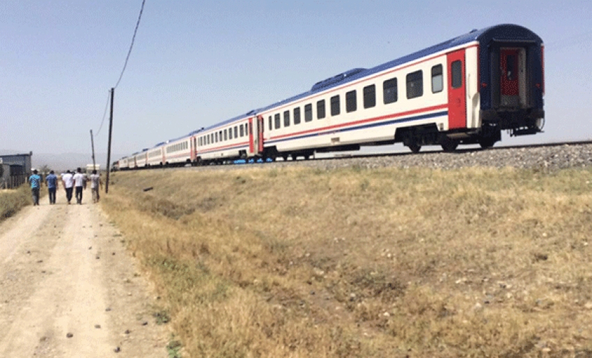 Tren minibüse çarptı: 9 ölü