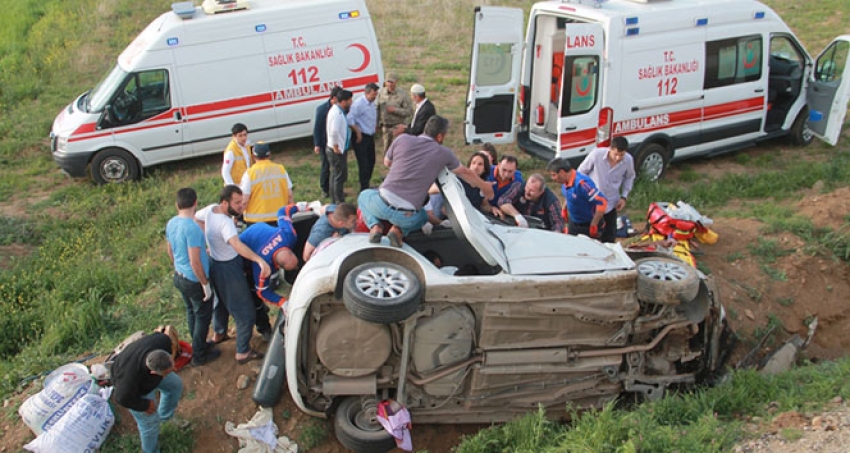 Elazığ’da otomobil şarampole uçtu