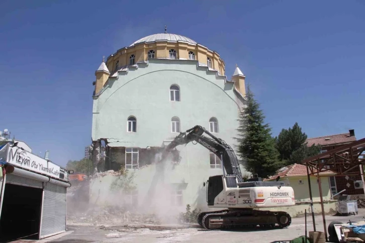 Elazığ’da 50 yıllık caminin yıkımına başlandı
