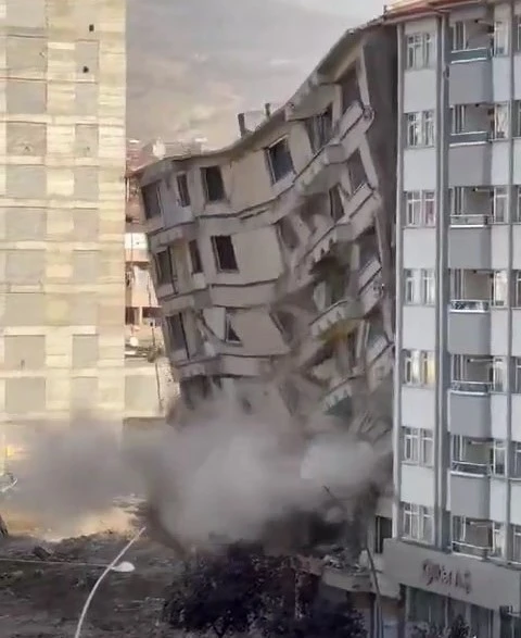 Elazığ’da 8 katlı ağır hasarı bina tek dokunuş ile yıkıldı
