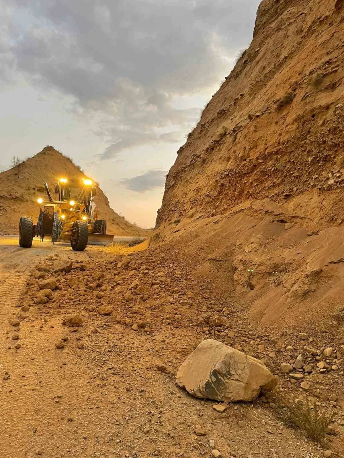 Elazığ’da deprem sonrası köy yollarına düşen taş ve kayalar kaldırıldı
