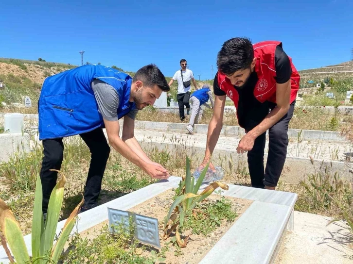 Elazığ’da gönüllü gençlerden kimsesizler mezarlığında temizlik
