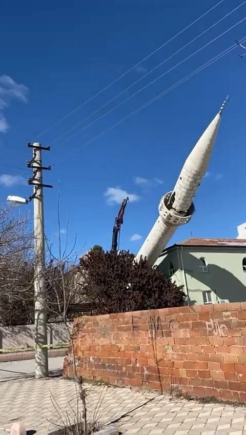 Elazığ’da hasar alan minarelerin yıkımı sürüyor