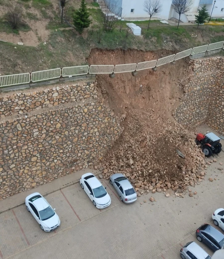 Elazığ’da istinat duvarı çöktü
