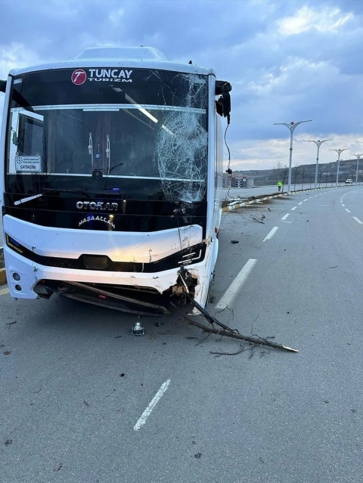 Elazığ’da midibüs çarptığı aydınlatma direğini devirdi
