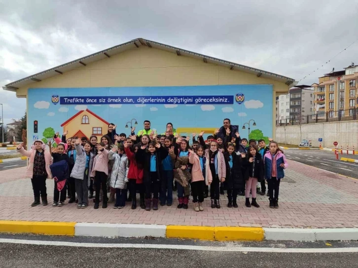 Elazığ’da öğrencilere trafik uygulamaları anlatıldı
