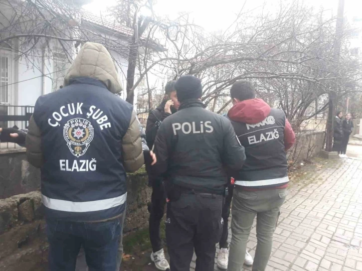 Elazığ’da polis ekipleri okul önlerinde kuş uçurtmuyor
