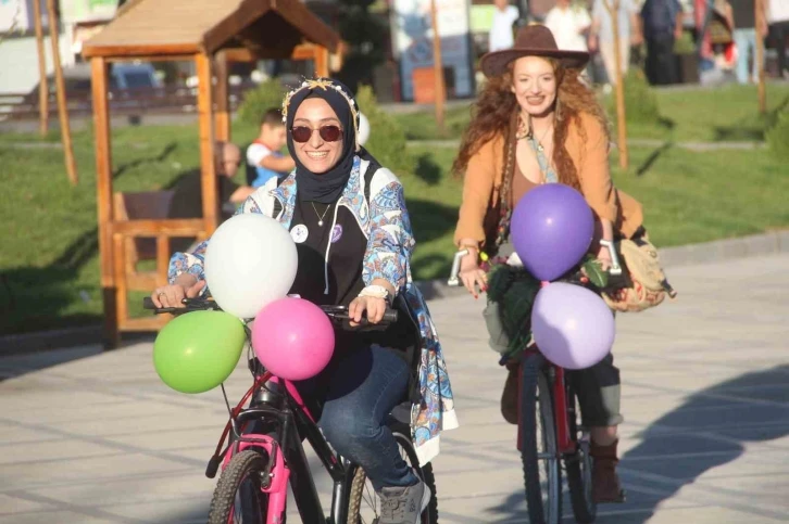 Elazığ’da "Süslü Kadınlar" pedal çevirdi
