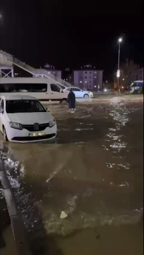 Elazığ’da sağanak etkili oldu, yollar göle döndü
