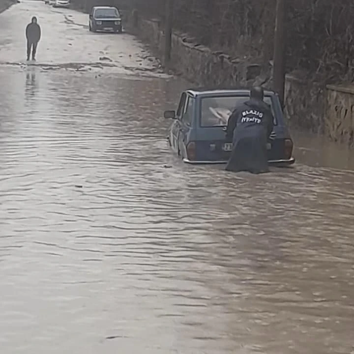 Elazığ’da yoğun yağış sonrası ev ve iş yerlerini su bastı, araçlar mahsur kaldı
