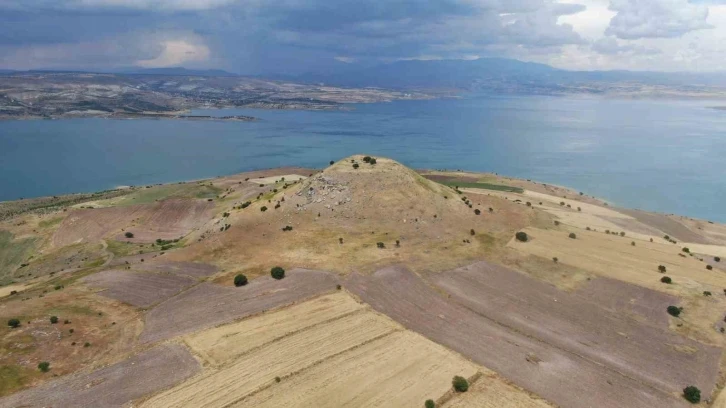 Elazığ’daki höyük manzarası ile dikkat çekiyor
