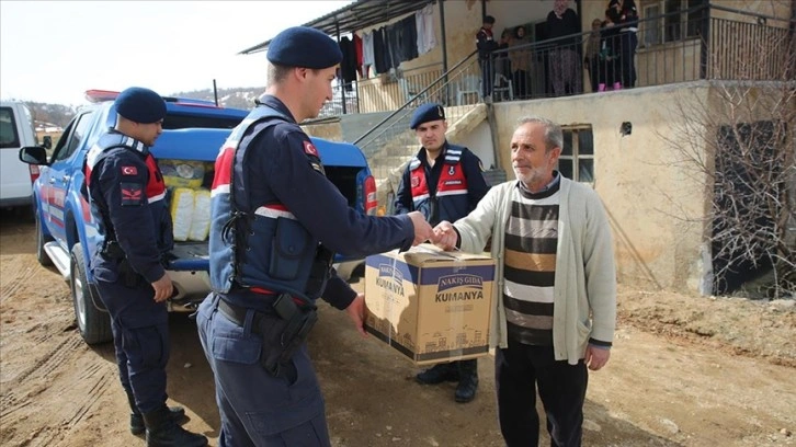 Elazığ'da ekipler, köylerde barınan depremzedelerin yaralarını sarıyor