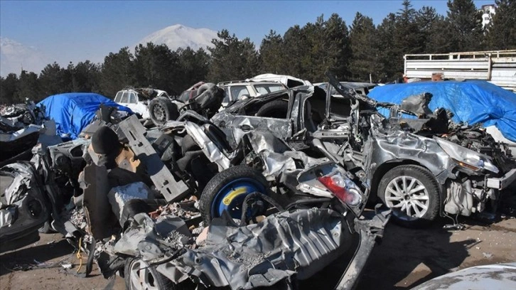 Elbistan'da depremde hasar gören araçlar kaldırılıyor