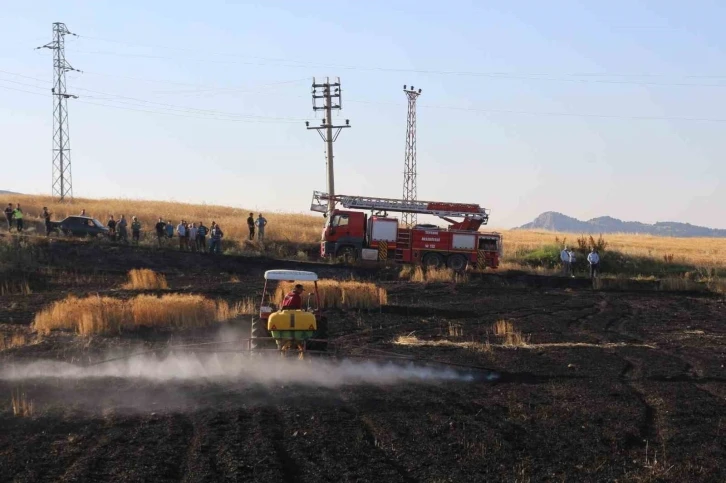 Elektrik direğinden sıçrayan kıvılcımlar 8 dönüm araziyi kül etti
