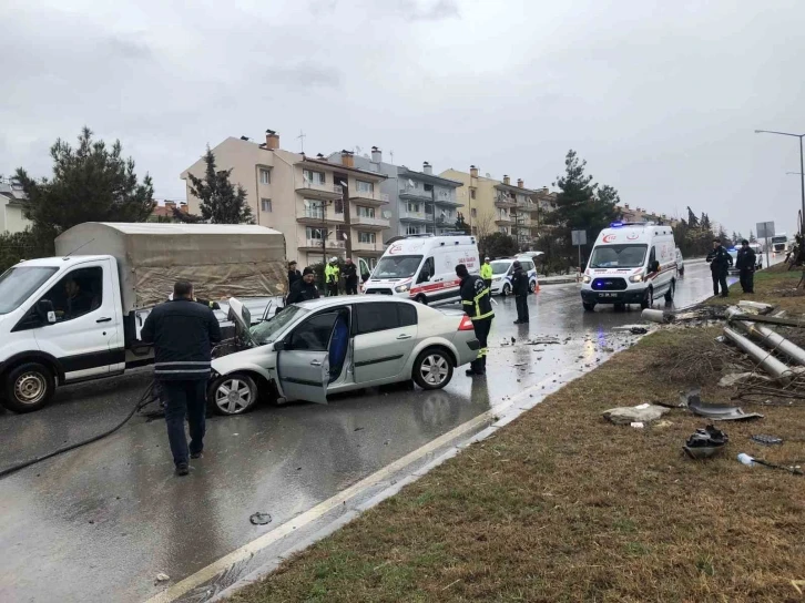 Elektrik direğine çarpan araçtaki 5 kişi yaralandı
