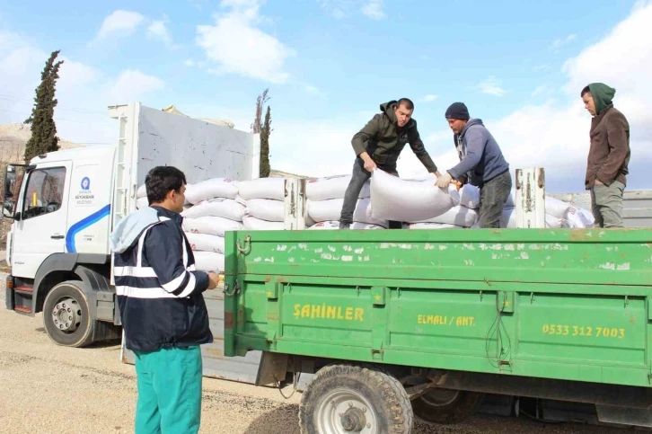 Elmalı’da 7 üreticiye 210 çuval yem desteği sağlandı
