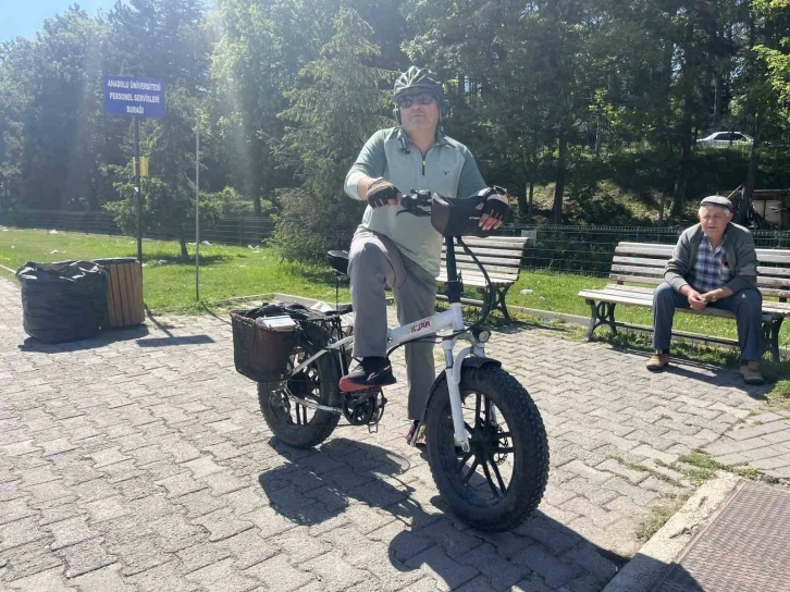 Emekli asker her gün yaklaşık 35 kilometre pedal çevirip onlarca cana ulaşıyor
