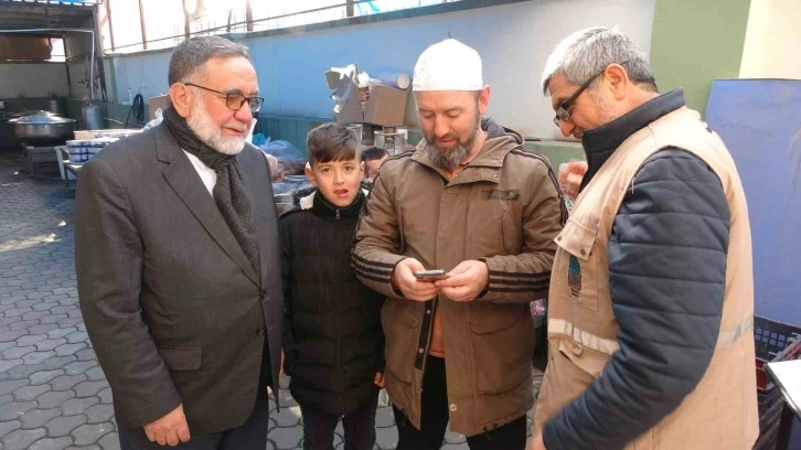 Emekli imam depremin çocuklarına ‘Ali babanın bir çiftliği var’ şarkısını söyledi
