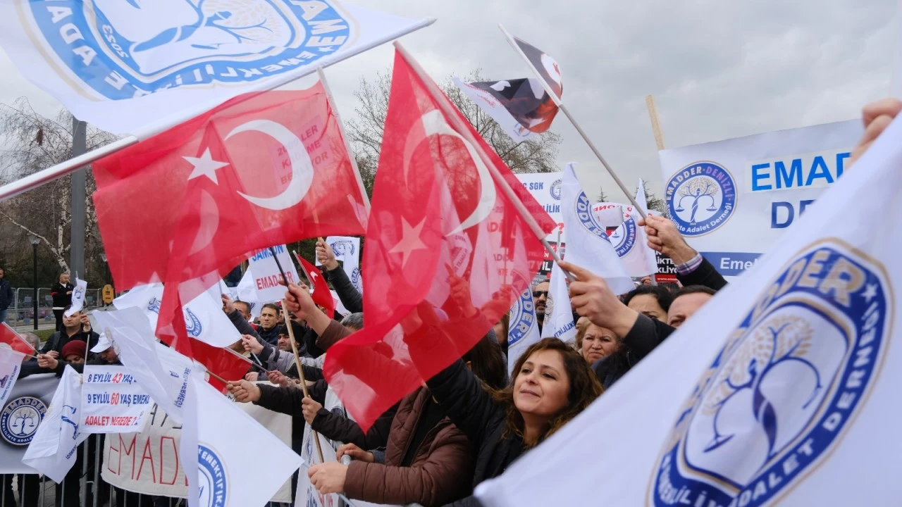 Emeklilikte adalet arayanlar taleplerini dile getiriyor