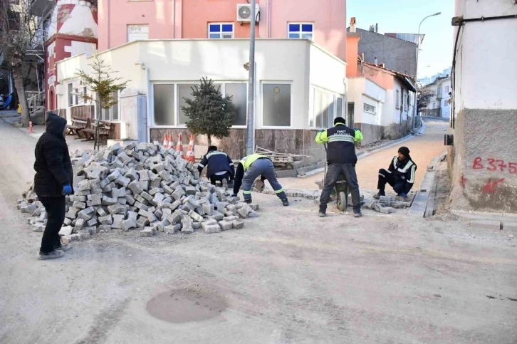 Emet Belediyesinin parke taşı ve yağmur kanalları döşeme çalışmaları
