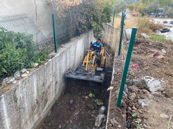 Emlakdere Mahallesi’nde dere temizlik çalışması yapıldı
