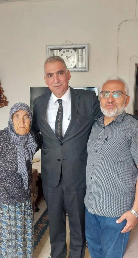 Emniyet müdürü, şehit babası ve babaannesinin elini öperek göreve başladı
