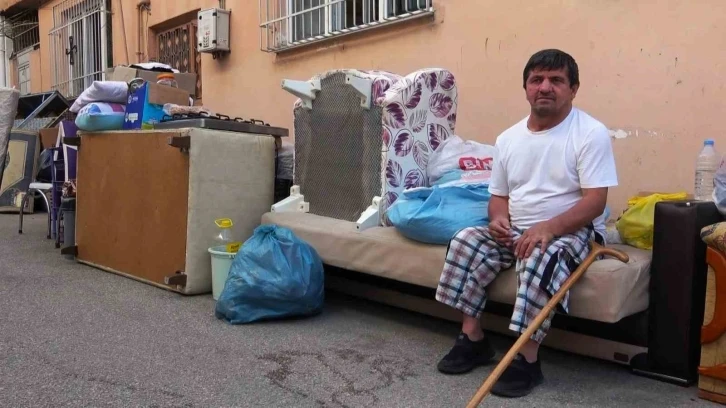 Bursa’da engelli aile kira yüzünden sokağa atıldı