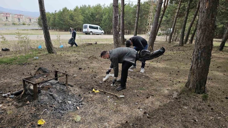 Engelli gençler ormanı temizledi
