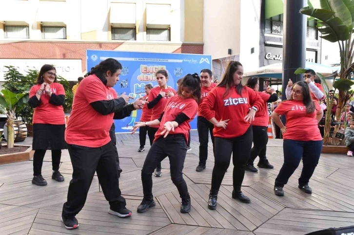 Engelsiz Yaşam Merkezi öğrencileri Mersinlileri kendilerine hayran bıraktı
