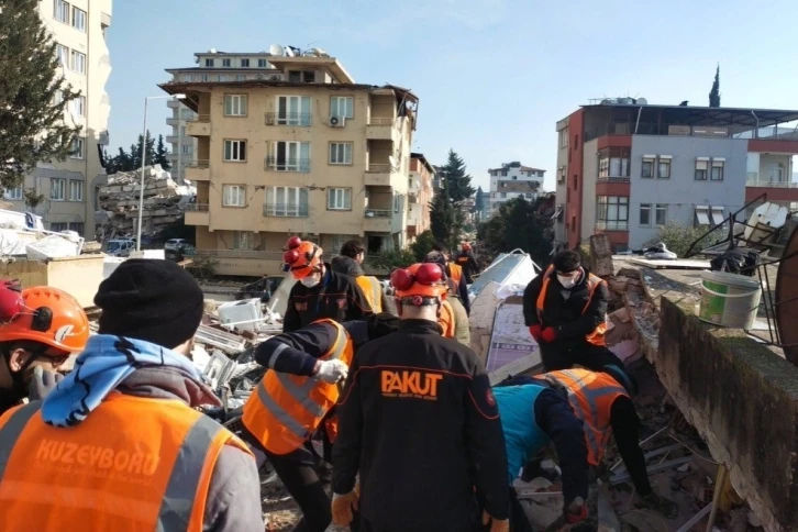 Enkaz altından çıkarılan kadının ilk sözleri: "Allah’ım şükürler olsun ya Rabbim"
