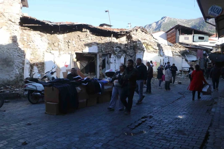 Enkaz çarşısında buruk yılbaşı: Vatandaşların 2024’ten beklentisi depremsiz bir yıl
