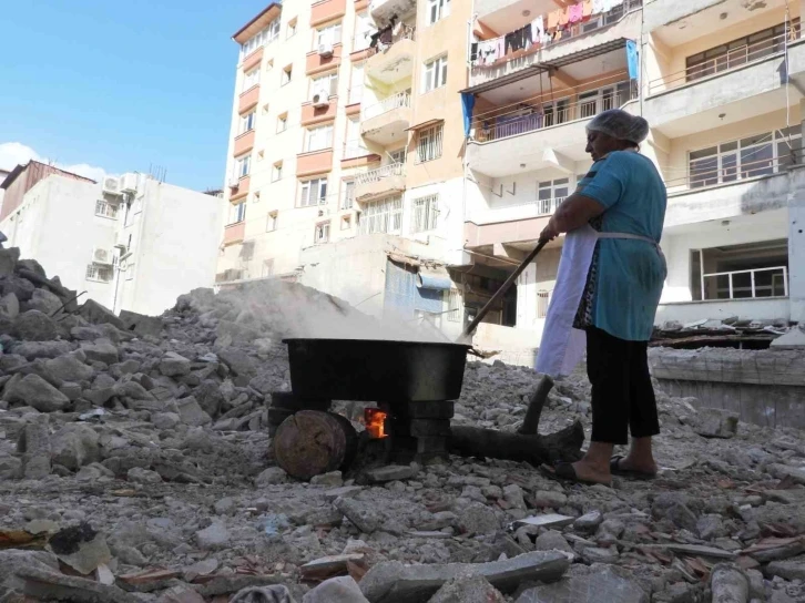 Enkaz, depremzede kadının üretim alanı oldu
