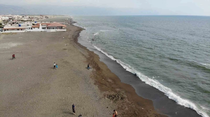 Enkaz kent Hatay’ın 14 kilometrelik plajı bu bayram boş kaldı
