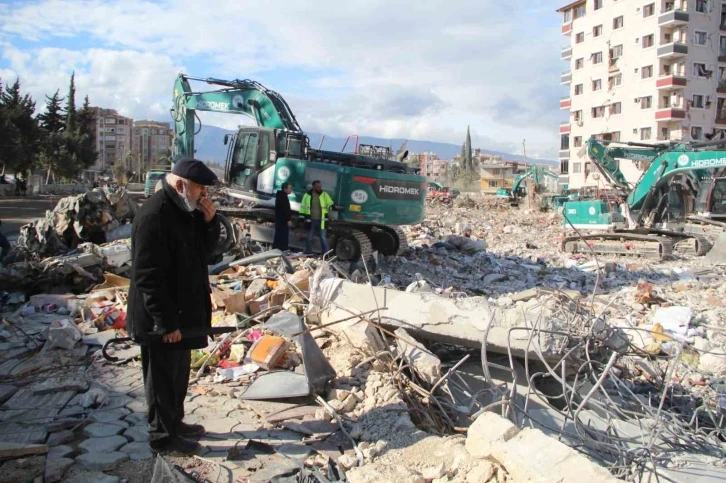 Enkazda hatıra arayan yaşlı adam: "Şu enkazla, ben de enkaz oluyorum"
