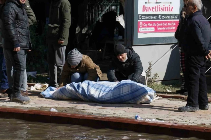 Enkazdan ölü çıkarılan yakınlarının ardından gözyaşı döktüler
