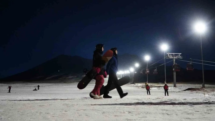 Erciyes’te gece kayağı başladı
