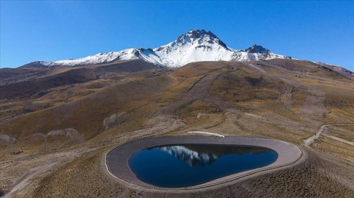 Erciyes'te yazın eriyen kar suni üretimle kışın pistlere geri dönüyor