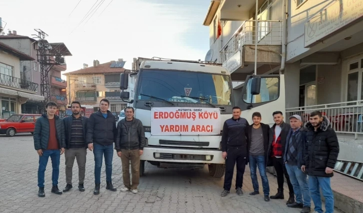 Erdoğmuş köyünden depremzedelere bir kamyon insani yardım malzemesi
