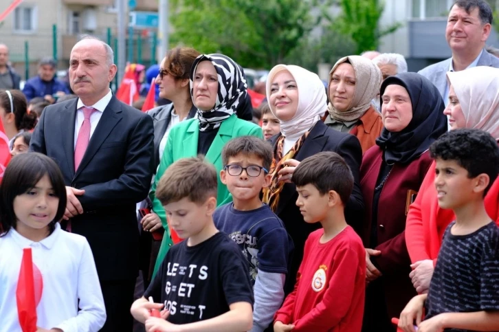 Erenler’de yenilenen oyun sokağı hizmete açıldı
