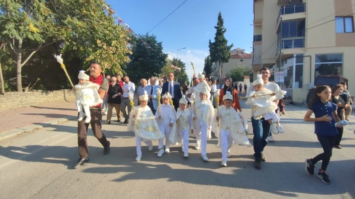 Erkekliğe ilk adımlarını toplu sünnet şöleninde attılar
