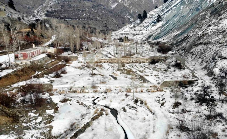 Erzincan’da dereler buz tuttu
