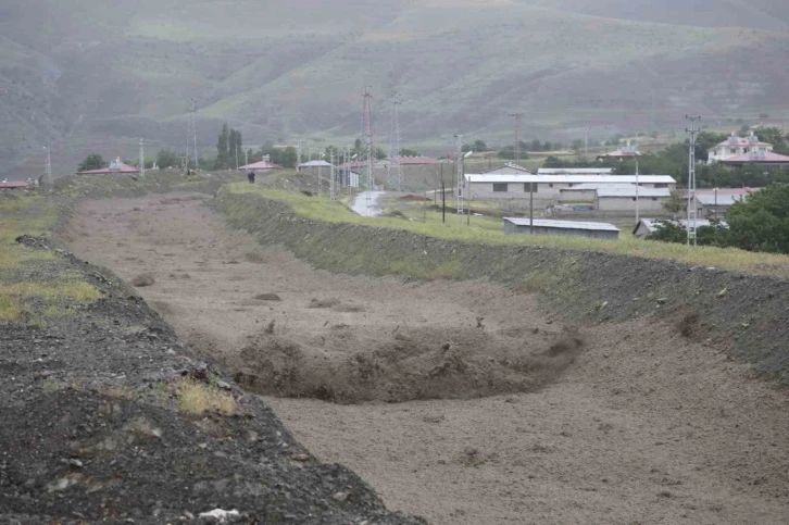 Erzincan’da sağanak sonrası derelerden sel geldi
