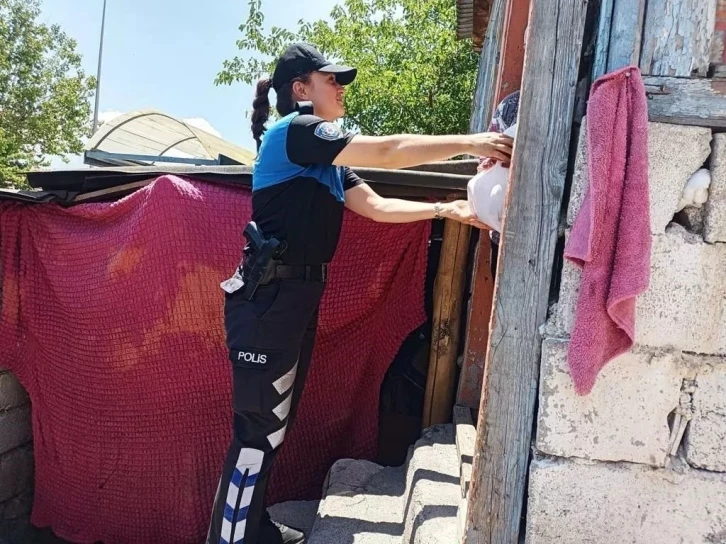 Erzincan polisi ihtiyaç sahibi ailelere kurban eti dağıttı
