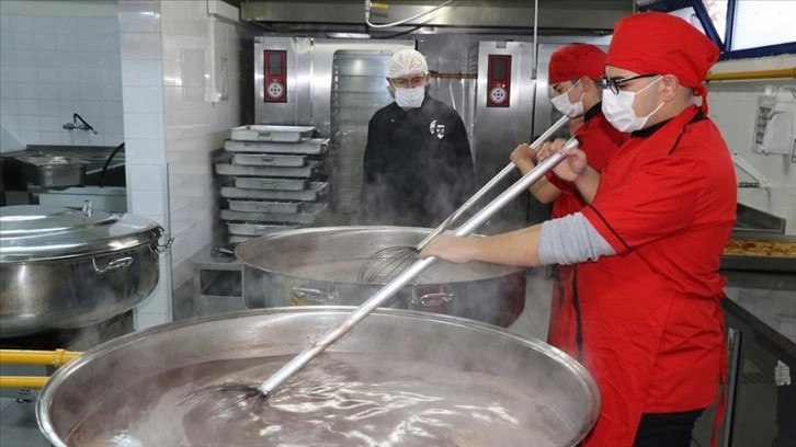 Erzincan'da 2 bin 181 öğrencinin yemeklerini liseli ağabeyleri hazırlıyor