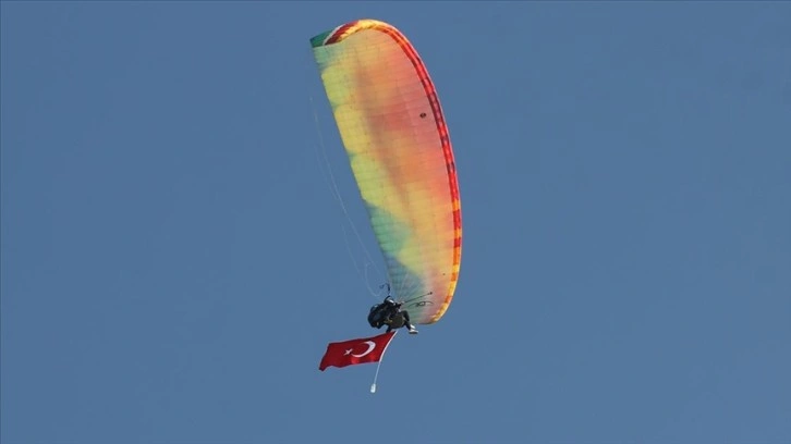 Erzincan'da yamaç paraşütü sporcuları gökyüzünde Türk bayrağı açtı