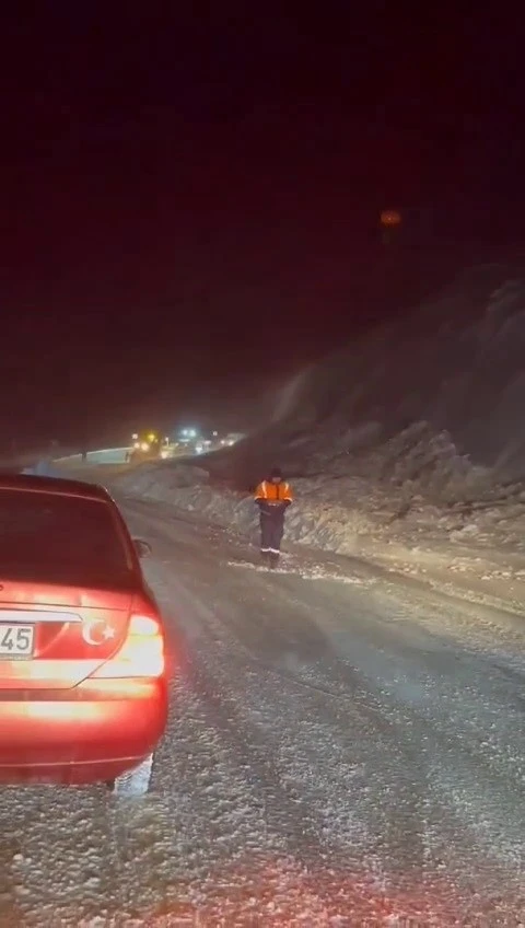 Erzurum’da karayoluna çığ düştü
