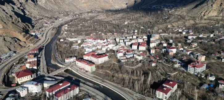 Erzurum’da kış, Uzundere’de sonbahar esintisi yaşanıyor
