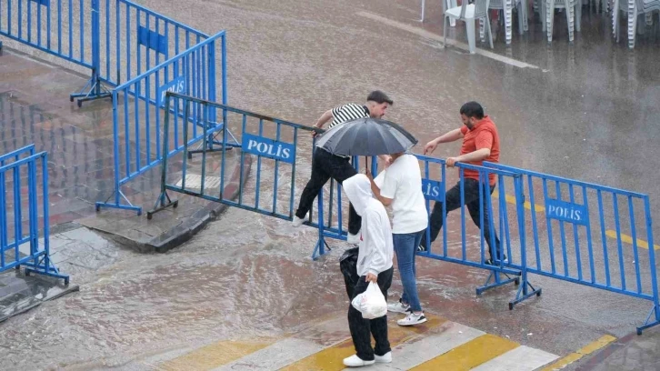 Erzurum’da vatandaşın yağmurla sınavı
